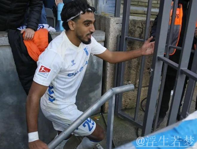 球员庆祝时跳广告牌 掉到1层楼高的深坑:希特勒在任时德国人挖的 球员庆祝时跳广告牌 掉到1层楼高的深坑:希特勒在任时德国人挖的