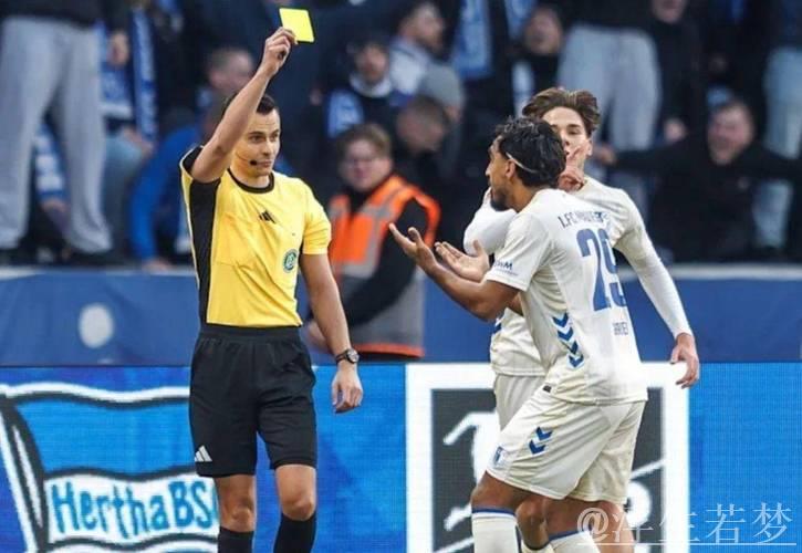 球员庆祝时跳广告牌 掉到1层楼高的深坑:希特勒在任时德国人挖的 球员庆祝时跳广告牌 掉到1层楼高的深坑:希特勒在任时德国人挖的